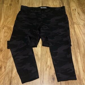 Knox Rose Black Grey Camo Pants Womens Large Stretch Crop Capri 34x25.5